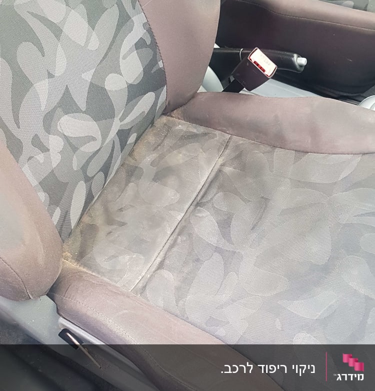 מושב רכב עם כתמים ולכלוך לפני ניקוי